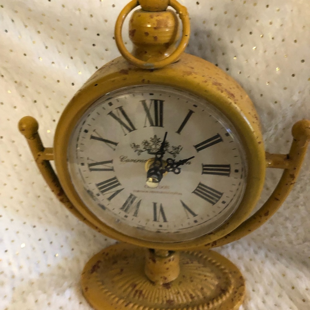 Vintage accent clock